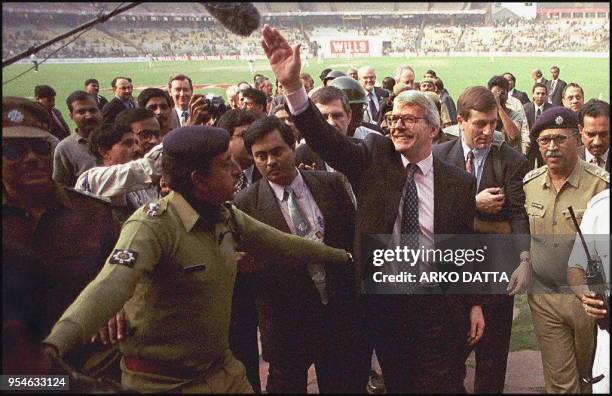 British Prime Minister John Major is surrounded by security as he waves to spectators at Eden Gardens 09 January in Calcutta prior to inaugurating a...