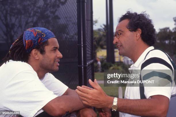 Le tennisman Yannick Noah et l'entraîneur de l'équipe de France de tennis Eric Deblicker en mars 1991 à Key Biscayne, Etats-Unis.