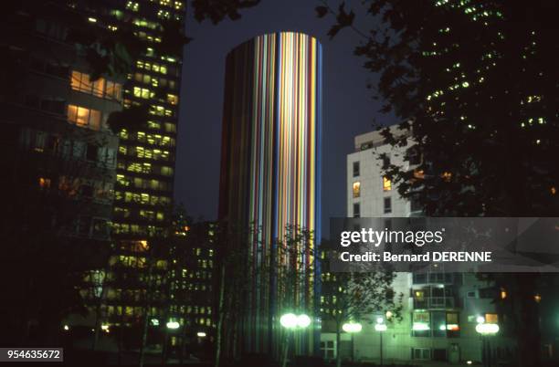 La cheminée Moretti imaginée par l'artiste Raymond Moretti en novembre 1990 à la Défense, France.