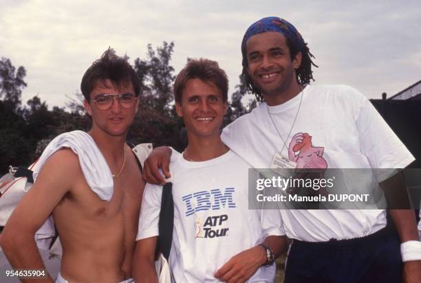 Les tennismen de l'équipe de France de tennis Guillaume Raoux, Fabrice Santoro et Yannick Noah en mars 1991 à Key Biscayne, Etats-Unis.