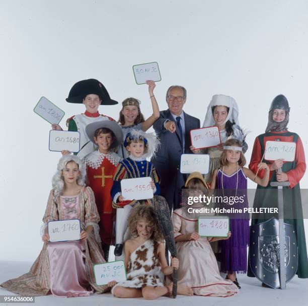 Alain Decaux avec des enfants pour une émission consacrée à l'histoire raconté aux enfants à Paris en novembre 1987, France.