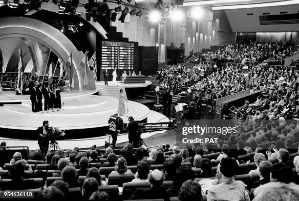 Marie Myriam remporte le concours de l'Eurovision pour la France avec la chanson 'L'oiseau et l'enfant' le 7 mai 1977 à Londres, Royaume-Uni.