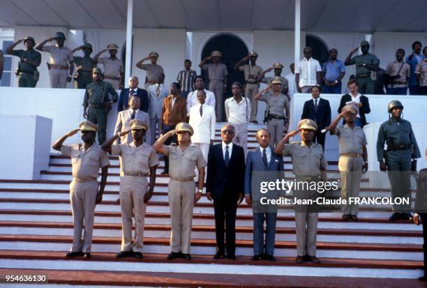 Le général Henri Namphy, 3e à gauche, lors de la remise du pouvoir aux miltaires par Bébé Doc le jour de son départ le 7 février 1986 à ...