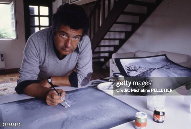 Portrait de Jean-Pierre Ponnelle, metteur en scène d'opéra dans sa maison en Sologne, en octobre 1980 en France.