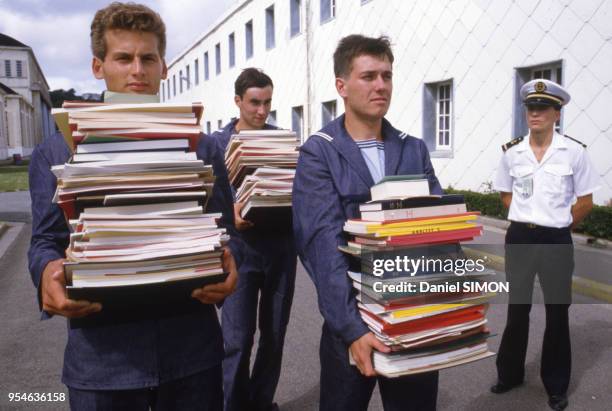 Elèves portant leurs livres scolaires à l'école des officiers de Marine, en France le 3 septembre 1984.