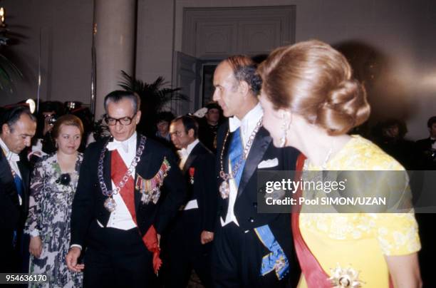 Le Shah d'Iran et son épouse l'impératrice Farah Diba reçus au palais de l'Elysée par le président Giscard d'Estaing en juin 1974 à Paris, France.