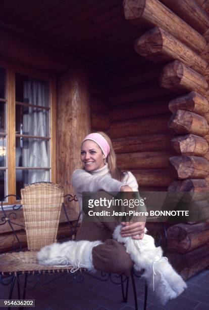 Nathalie Delon devant son chalet à la montagne en janvier 1967 à Verbier, Suisse.