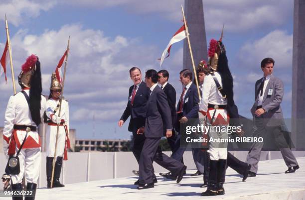 Le président américain George Bush reçu par son homologue brézsilien Fernando Collor le 3 décembre 1990 à Brasilia, Brésil.