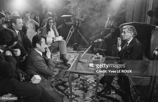 American conductor and composer, Leonard Bernstein at a press conference in Paris, March 1970. Le compositeur et chef d'orchestre Leonard Bernstein...