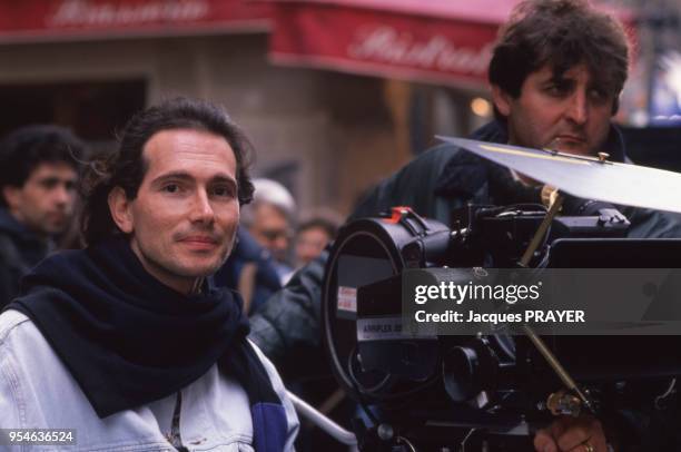 Le réalisateur Jean-Marc Longval derrière la caméra pendant le tournage de son film 'J'aurais jamais dû croiser son regard', en France en avril 1989.