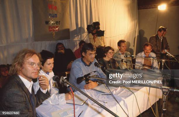 Conférence de presse des opposants à al RDA avec, de gauche à droite, Wembert, Pope, Huselman, Fisubeck et Sohna, en RDA le 6 octobre 1989.