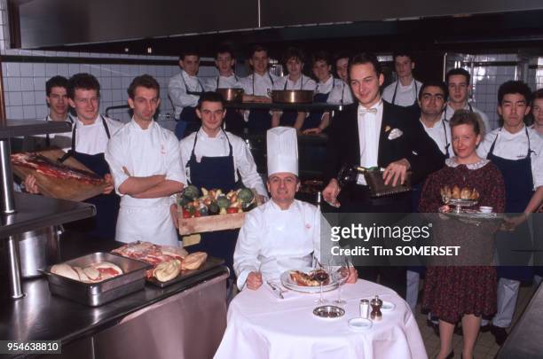 Le chef cuisinier Pierre Orsi avec toute son équipe dans les cuisines de son restaurant en février 1990 à Lyon, France.