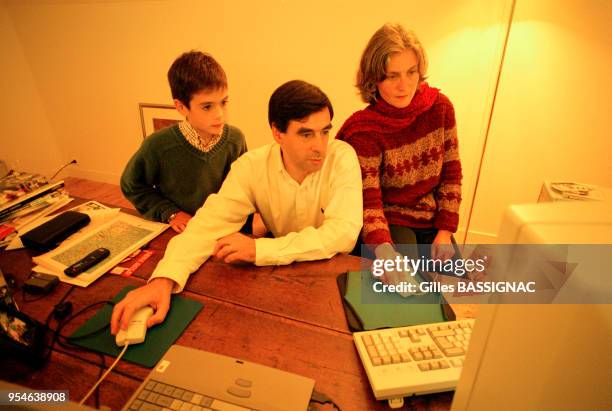 François Fillon dans son bureau avec son épouse Pénélope et leur fils Edouard en octobre 1999, à Sablé-sur-Sarthe, France.