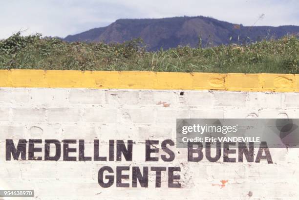 Mur sur lequel est inscrit un slogan à Medellin, Colombie le 1 septembre 1989.