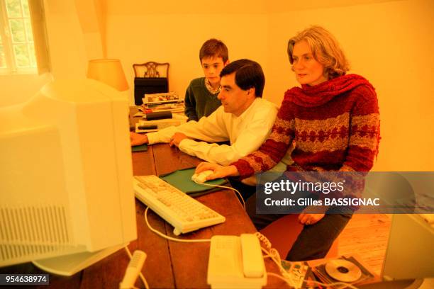 François Fillon dans son bureau avec son épouse Pénélope et leur fils Edouard en octobre 1999, à Sablé-sur-Sarthe, France.