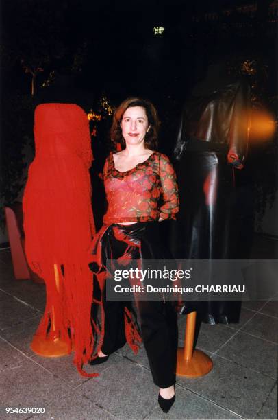 La styliste Corinne Cobson présente des modèles au Club de l'Etoile le 11 mars 1999 à Paris, France.