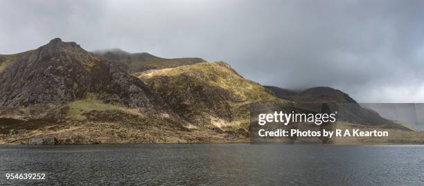 y garn and llyn idwal, snowdonia national park, wales - capel curig stock pictures, royalty-free photos & images