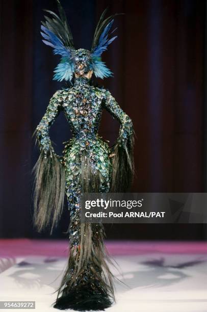 Robe fourreau en écailles, cheveux et plumes de la collection Thierry Mugler Haute Couture Automne-Hiver 97/98 le 10 juillet 1997 à Paris, France.