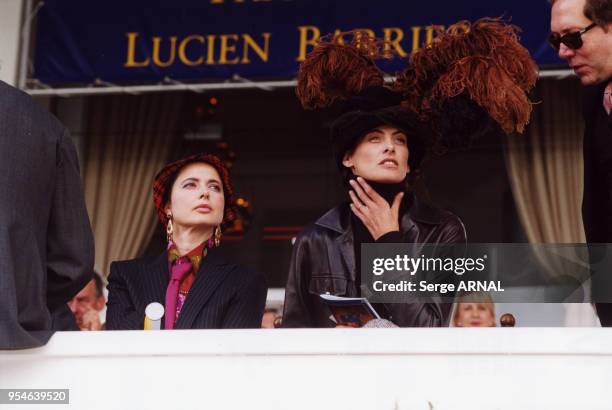 Isabella Rossellini et Inès de La Fressange dans les tribunes du Grand Prix de l'Arc de Triomphe de Longchamps, le 1er octobre 2000, France.