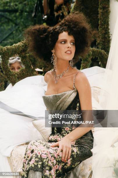 Eva Herzigova en robe pailletée et brodée de fleurs de la collection Dior Haute Couture Automne-Hiver 97/98, le 8 juillet 1997 à Paris, France.