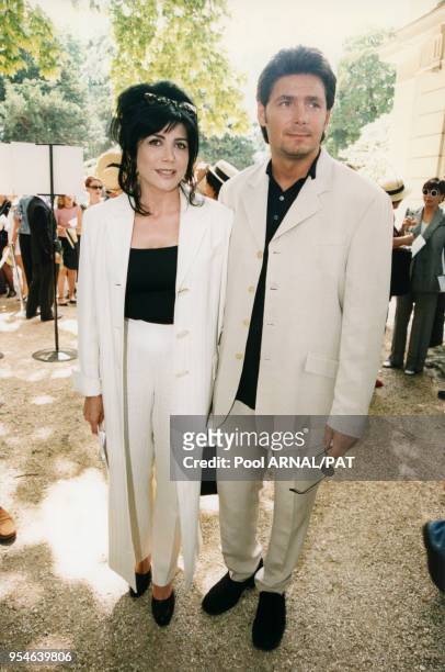 Liane Foly et son compagnon arrivent pour le défilé Dior Haute Couture Automne-Hiver 97/98, le 8 juillet 1997 à Paris, France.