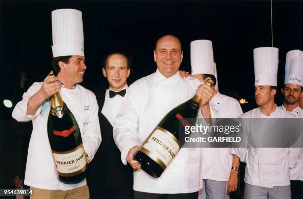 Le chef cuisinier Bernard Loiseau présente la nouvelle cuvée du champagne Perrier-Jouet le 7 mai 1999 à Paris, France.