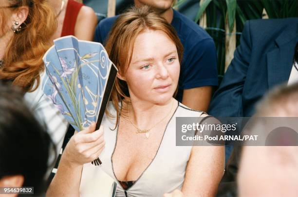 La styliste Stella Mac Cartney assiste au défilé Dior Haute Couture Automne-Hiver 97/98, le 8 juillet 1997 à Paris, France.