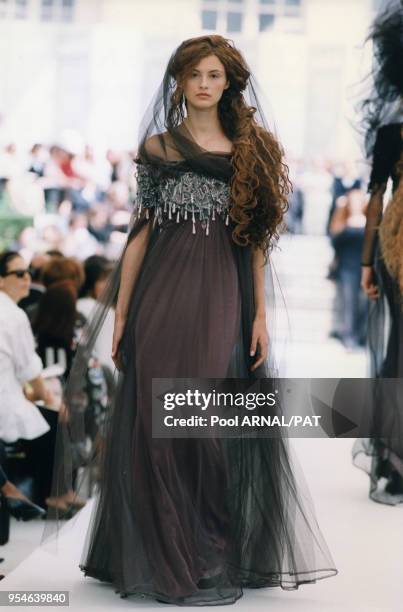 Trish Goff porte une robe longue en voile et perles lors du défilé Chanel Haute Couture Automne-Hiver le 10 juillet 1997 à Paris, France.