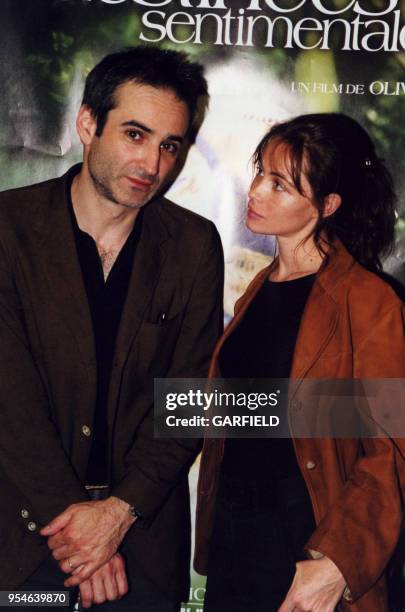 Le réalisateur Olivier Assayas et l'actrice Emmanuelle Béart le 6 juillet 2000 à Paris, France.