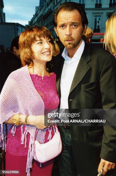 Nicole Calfan et un ami le 6 juin 2000 à Paris, France.
