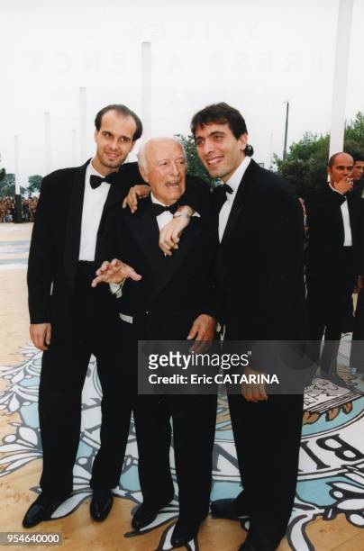 Carlo Ponti entre ses fils Edoardo et Carlo Junior à la Mostra de Venise, en septembre 1998 en Italie.
