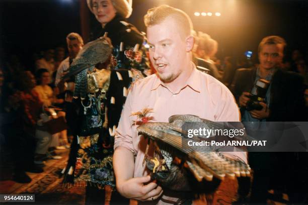 Le couturier Alexander Mac Queen qui a créé cette collection pour Givenchy Haute Couture Automne-Hiver 97/98, le 7 juillet 1997 à Paris, France.