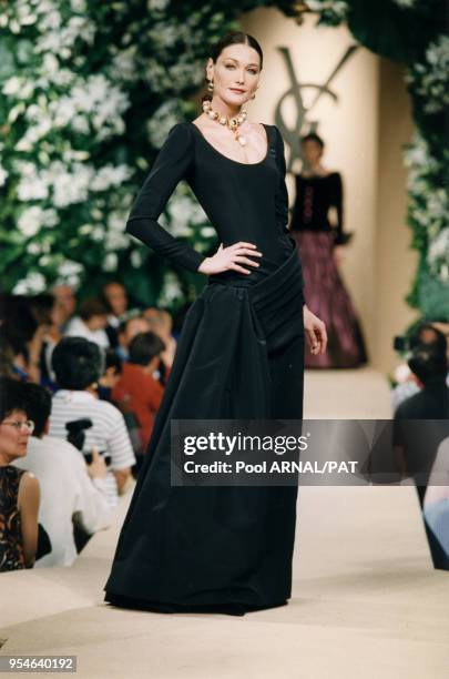 Carla Bruni en longue robe noire défile pour la collection Saint Laurent Haute Couture Automne-Hiver 97/98, le 9 juillet 1997 à Paris, France.