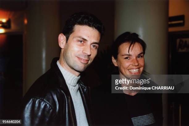 Frédéric Taddeï et sa compagne Claire Nebout le 6 octobre 1998 à Paris, France.