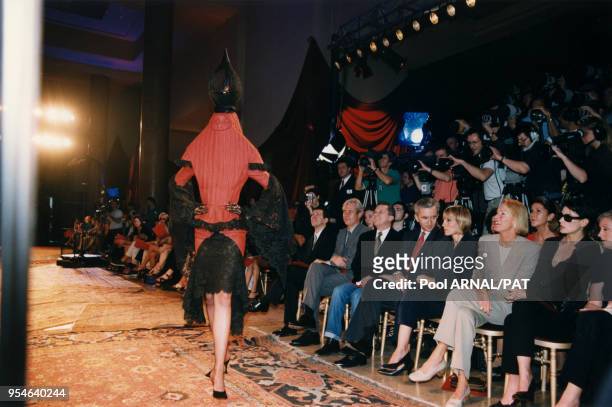 Bernard Arnault, sa femme Hélène, Monique Raimond et Demi Moore assitent au défilé Givenchy Haute Couture Automne-Hiver 97/98, le 7 juillet 1997 à...