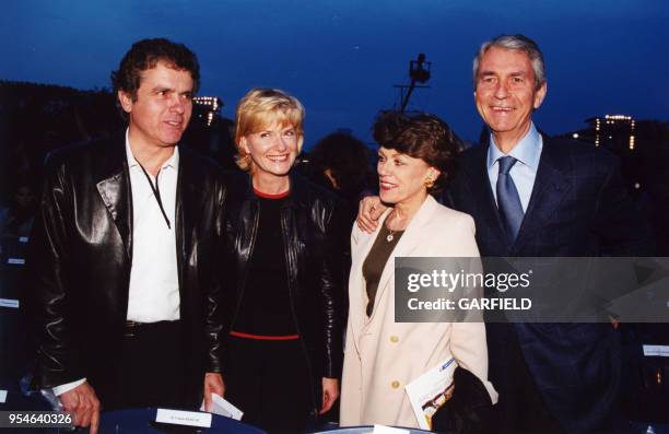 Claude Sérillon, sa compagne Catherine Ceylac, Jean-Claude Narcy et sa femme le 5 mai 2000 à Paris, France.