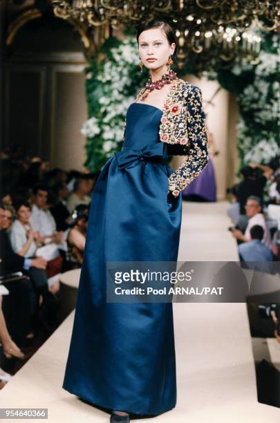 Longue robe bustier bleue et son bolero brodé de pierreries et de fils d'or pour la collection Saint Laurent Haute Couture Automne-Hiver 97/98, le 9...