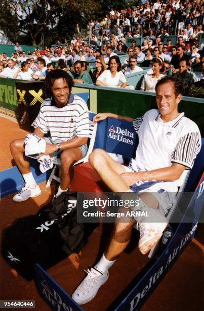 Yannick Noah et son ami Guy Forget en septembre 1998 à Saint Tropez, France.