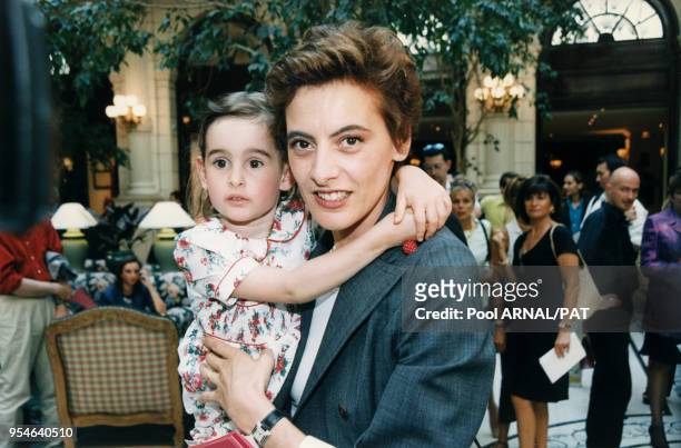 Inès de La Fressange et sa fille Nine venue assister au défilé Christian Lacroix Haute Couture Automne-Hiver le 10 juillet 1997 à Paris, France.