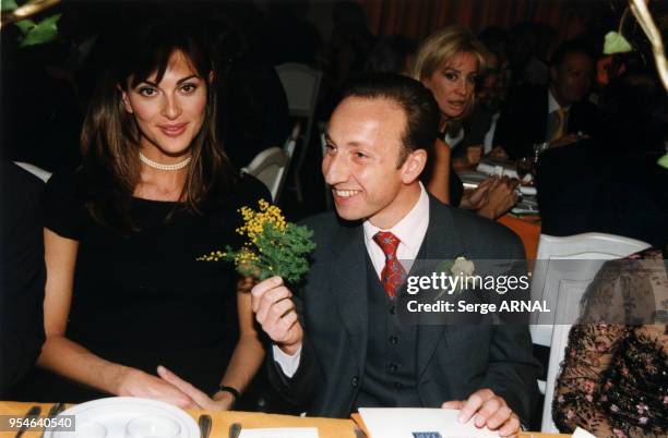 Tasha de Vasconcelos et Stéphane Bern tenant un brin de mimosa le 8 décembre 1998 à Paris, France.