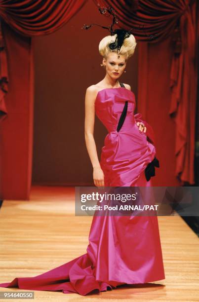 Shirley Mallmann en robe drapée rose fushia au défilé Christian Lacroix Haute Couture Automne-Hiver le 10 juillet 1997 à Paris, France.
