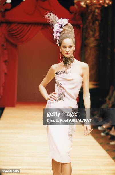 Inès Ribero porte une robe fourreau rose rebrodée au défilé Christian Lacroix Haute Couture Automne-Hiver le 10 juillet 1997 à Paris, France.