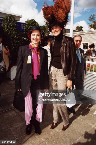 Isabella Rossellini et Inès de La Fressange au Grand Prix de l'Arc de Triomphe de Longchamps, le 1er octobre 2000, France.