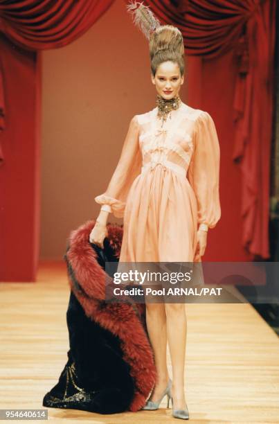 Inès Ribero porte une robe de mousseline saumon avec manteau à col de fourrure rose au défilé Christian Lacroix Haute Couture Automne-Hiver le 10...