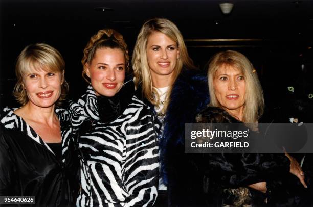 Laetitia Scherrer entourée de ses amies Candice Patou, Christine Lemler et Agathe Godard présente sa collection de fourrure en juillet 1999 à Paris,...