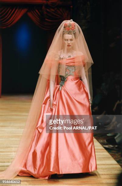 Robe de mariée de satin saumon rebrodé de fils argentés du défilé Christian Lacroix Haute Couture Automne-Hiver le 10 juillet 1997 à Paris, France.