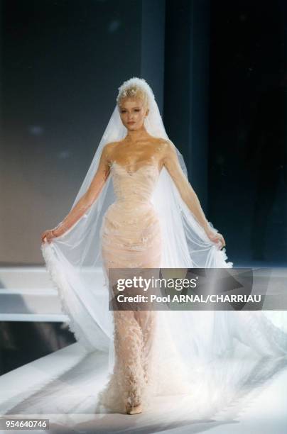 Robe de mariée du défilé Thierry Mugler Haute Couture Automne-Hiver en juillet 1999 à Paris, France.