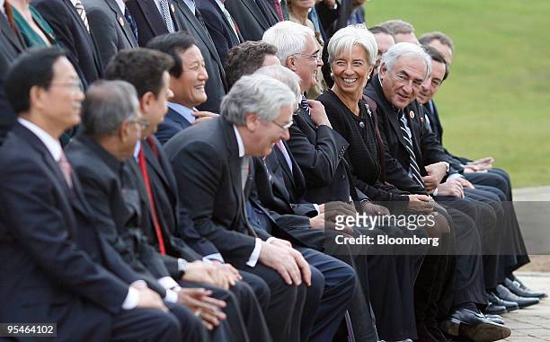 Alistair Darling, the U.K.'s chancellor of the exchequer, fourth right, speaks with Christine Lagarde, France's finance minister, third right, as...