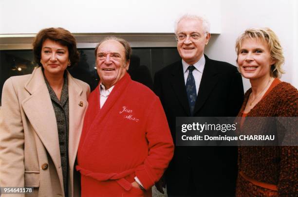 Le comédien Jean-Marc Thibault entouré de sa belle-soeur Sylviane Agacinski, de son beau-frère Lionel Jospin et de Candice Patou le 4 novembre 1998 à...