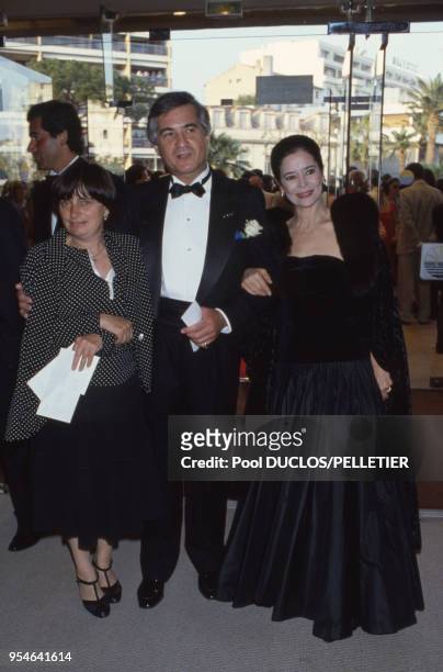 Jean-Claude Brialy entouré de la réalisatrice Agnès Varda et Marie-José Nat le 7 mai 1987 à Cannes, France.